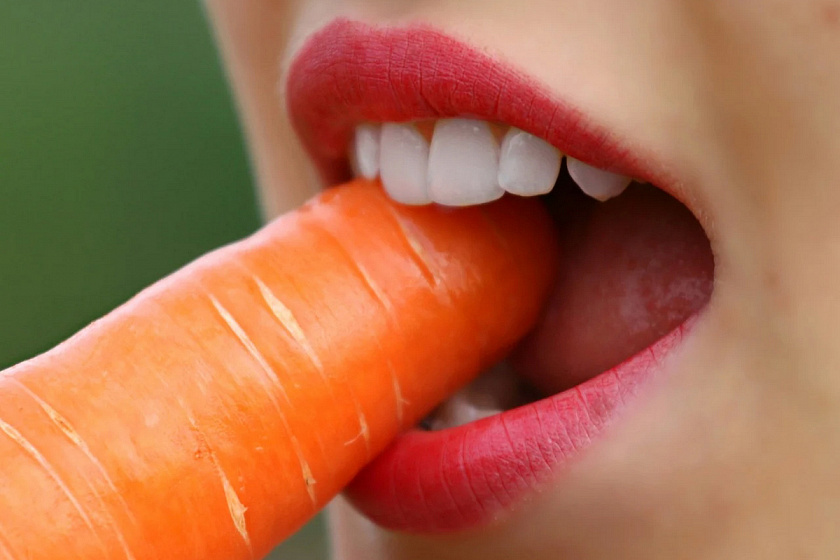 Какие продукты влияют на цвет зубов?