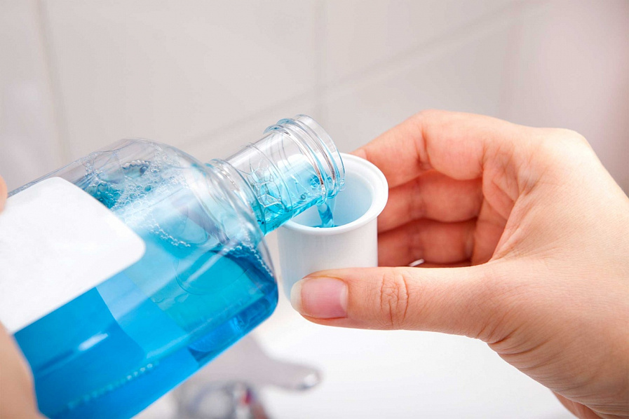 Ополаскиватели полости рта: виды и правила использования